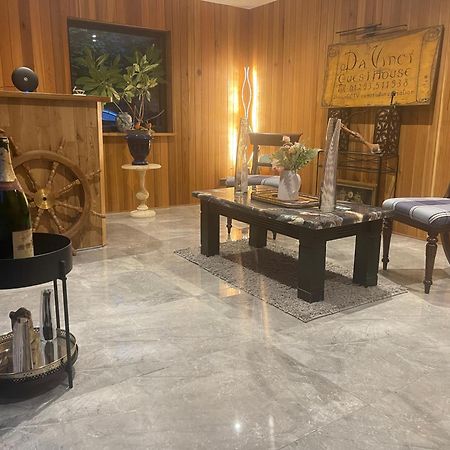 Da Vinci Guest House & Guest Parking, A Real Gem Crawley  Extérieur photo