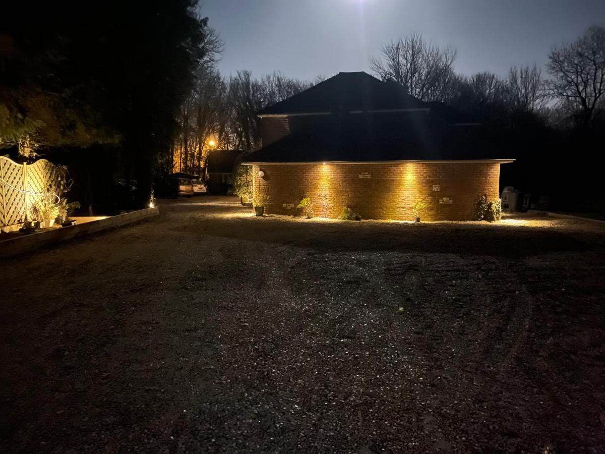 Da Vinci Guest House & Guest Parking, A Real Gem Crawley  Extérieur photo