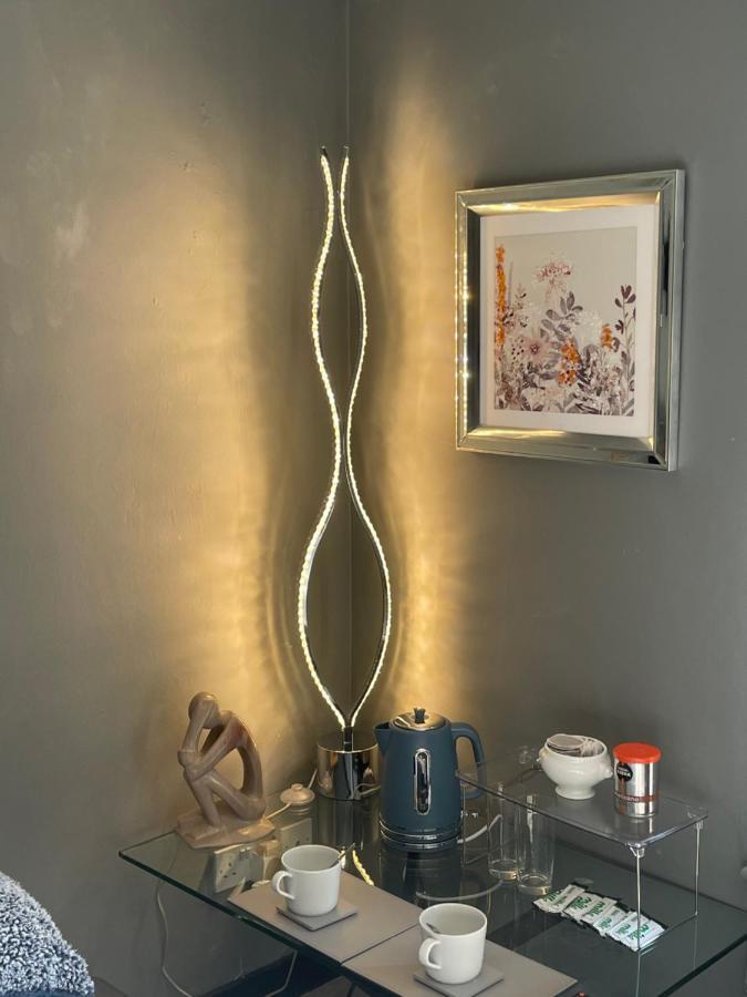 Da Vinci Guest House & Guest Parking, A Real Gem Crawley  Extérieur photo