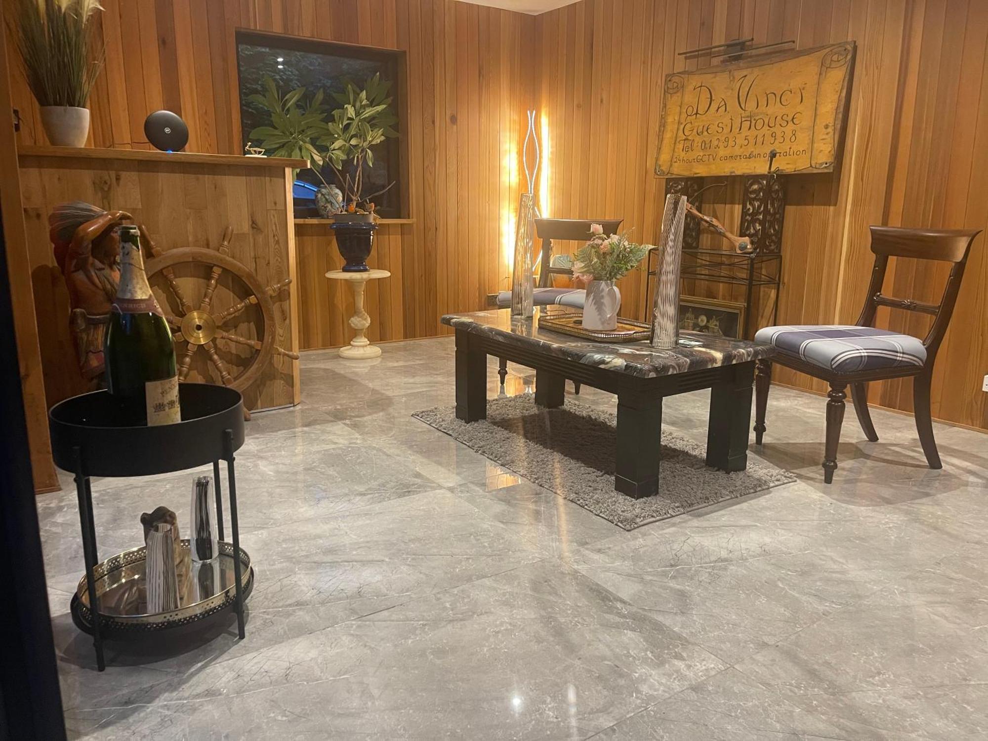 Da Vinci Guest House & Guest Parking, A Real Gem Crawley  Extérieur photo