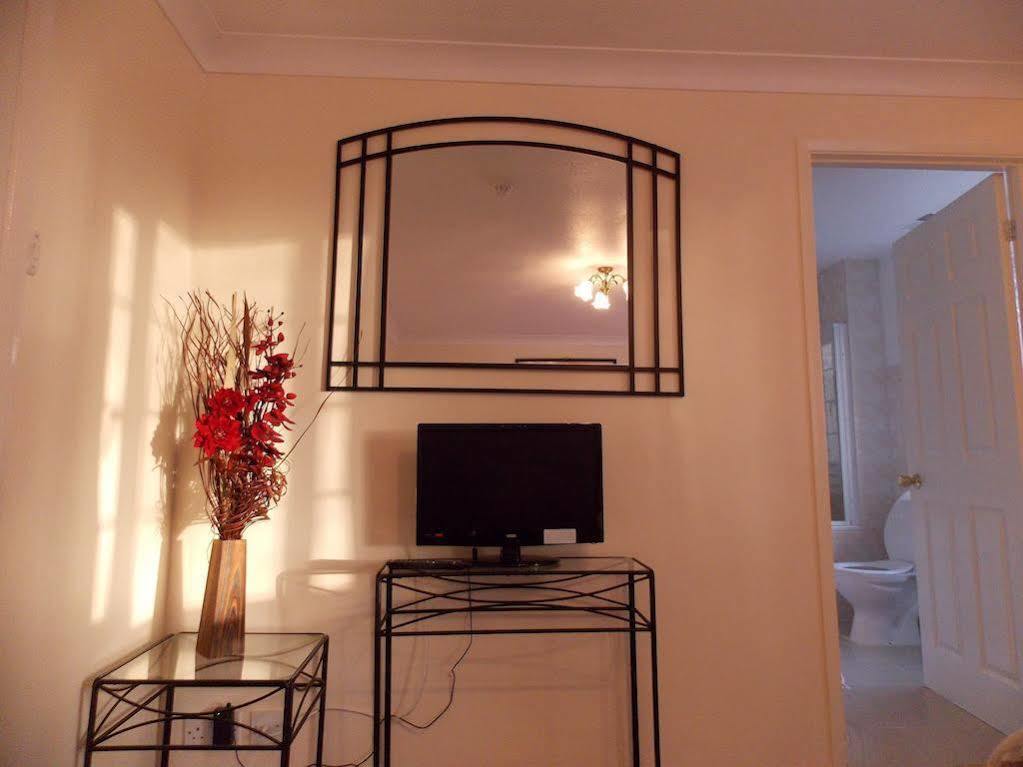 Da Vinci Guest House & Guest Parking, A Real Gem Crawley  Extérieur photo